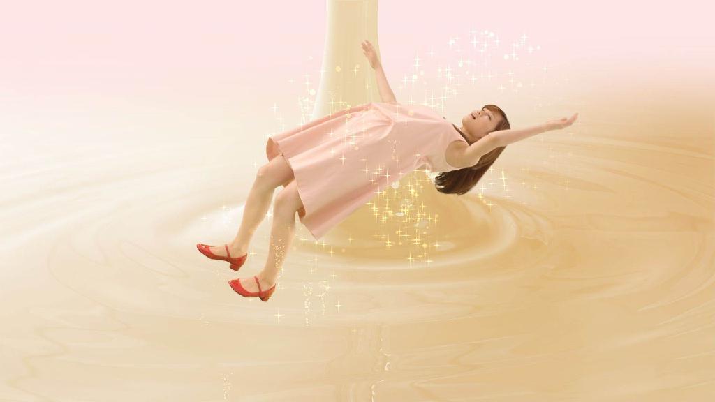 ミルキーを口に入れたあっちゃんが、新しいミルキーのスイーツ感にメロメロに…