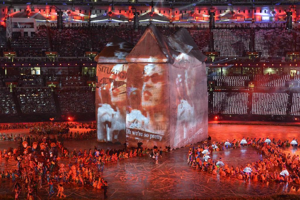 ロンドン五輪の開会式では、パナソニック製のプロジェクターが巨大な建造物に映像を映し出した＝２０１２年７月（同社提供）