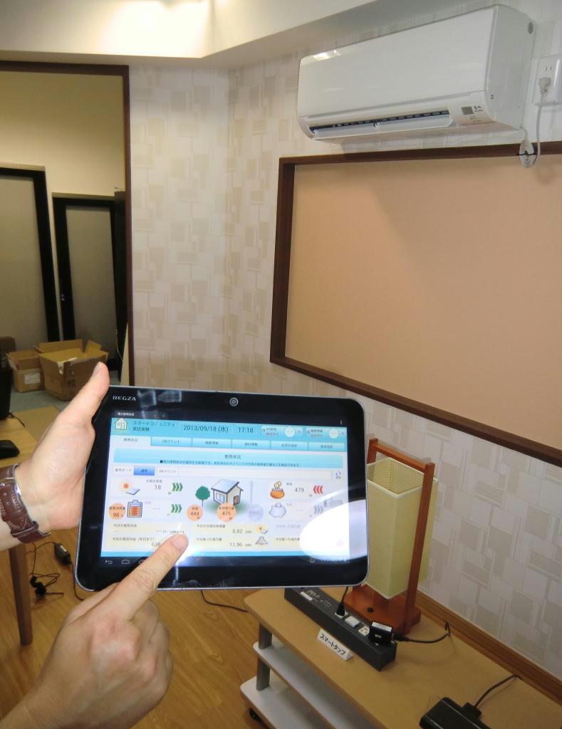 電力会社から送信された電力使用量抑制の要請が家庭のタブレット型端末に表示され、あらかじめ設定された家電の電力使用レベルを制御する＝東京都武蔵野市のＮＴＴネットワーク基盤技術研究所
