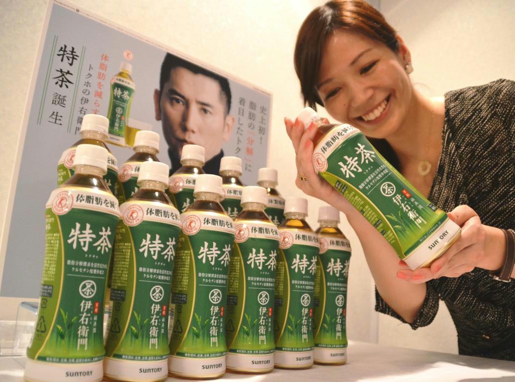 サントリー食品インターナショナルが１０月１日に発売するトクホ緑茶「伊右衛門特茶」＝２５日、東京都千代田区