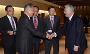 中国中信集団の常振明会長（右から２人目）らを握手で出迎える、経団連の米倉弘昌会長（右端）＝２５日、東京都千代田区