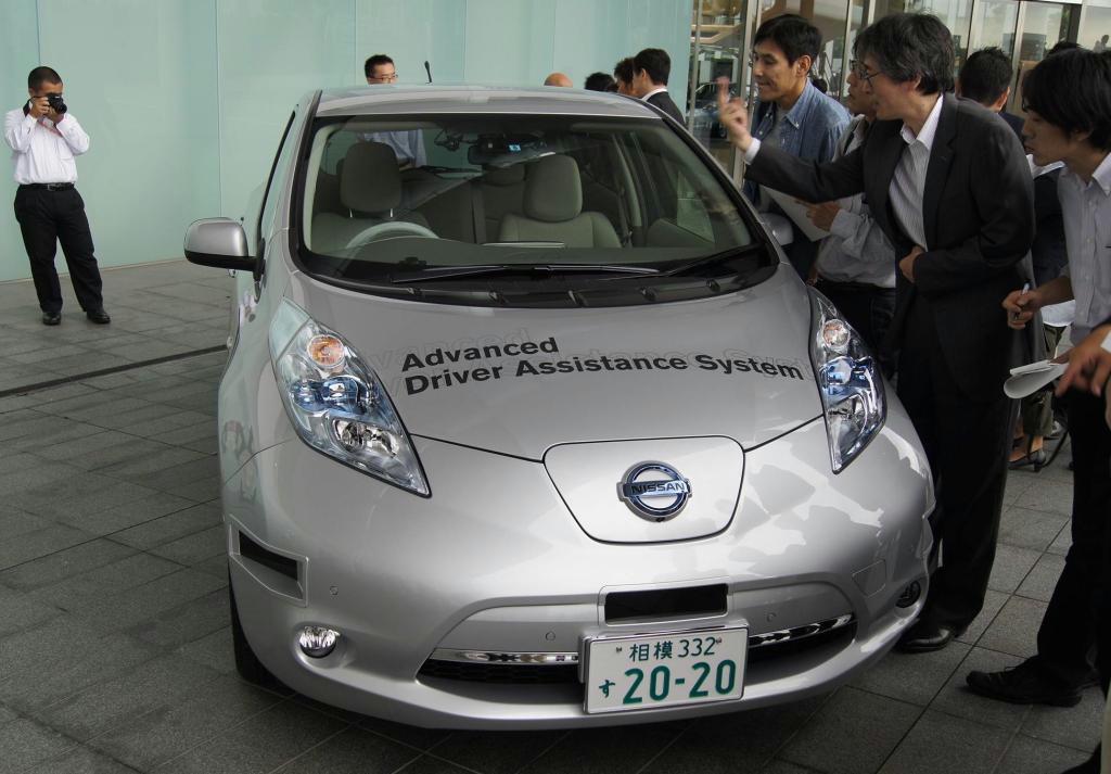 日産自動車が開発した自動運転車の試作車＝２６日、横浜市西区の日産グローバル本社