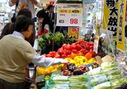 ダイエーが２６日に始めた「緊急！野菜大放出セール」。生鮮野菜約３０品目を前週より最大４割引きで販売している＝千葉県浦安市の新浦安店