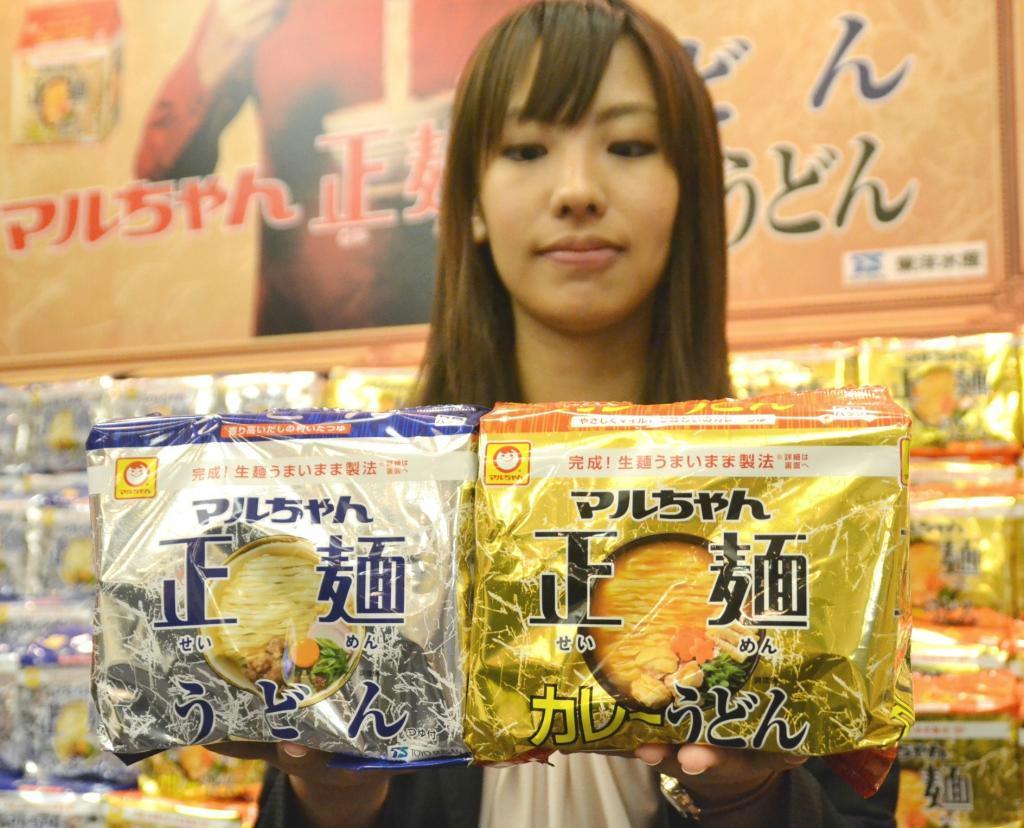 東洋水産が１０月７日に発売する「マルちゃん正麺」ブランドのノンフライ袋麺「うどん」と「カレーうどん」＝２６日、東京都港区
