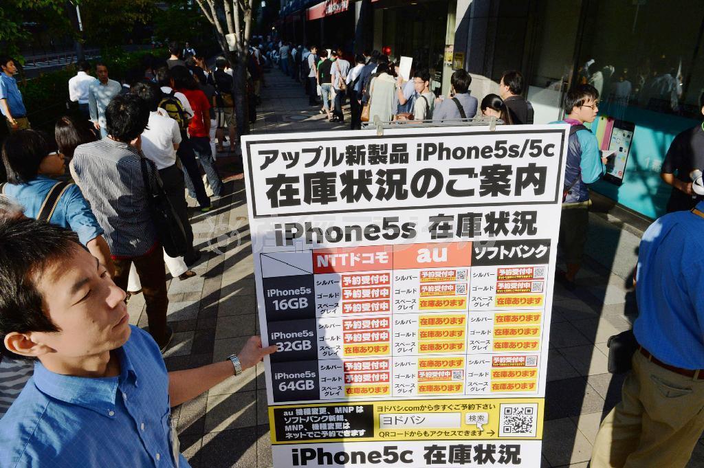 ｉＰｈｏｎｅ５の新型の発売を待つ人たち＝２０日午前７時３２分、大阪市北区のヨドバシカメラマルチメディア梅田（沢野貴信撮影）