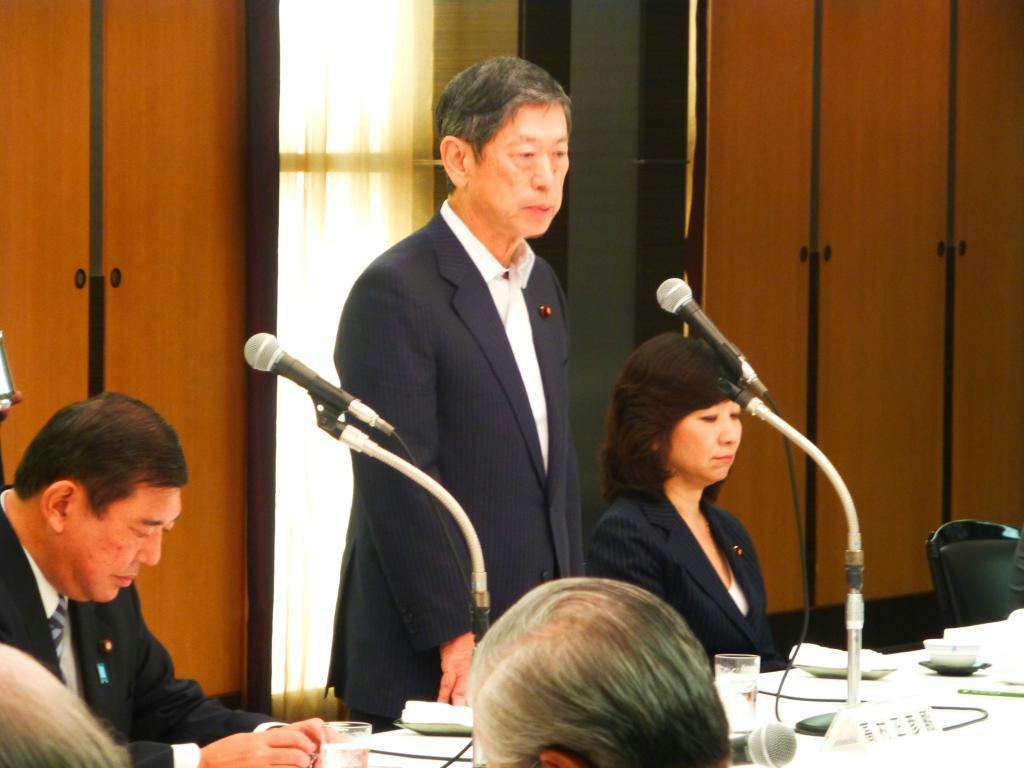 経団連幹部との意見交換であいさつする高村正彦自民党副総裁＝２６日、東京都内