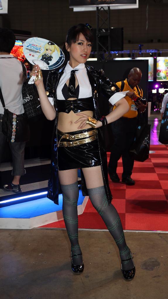 東京ゲームショウ２０１３。週末コンテンツ「コンパニオン特集」アークシステムワークスの女性＝１９日、千葉市の幕張メッセ（小野淳一撮影）