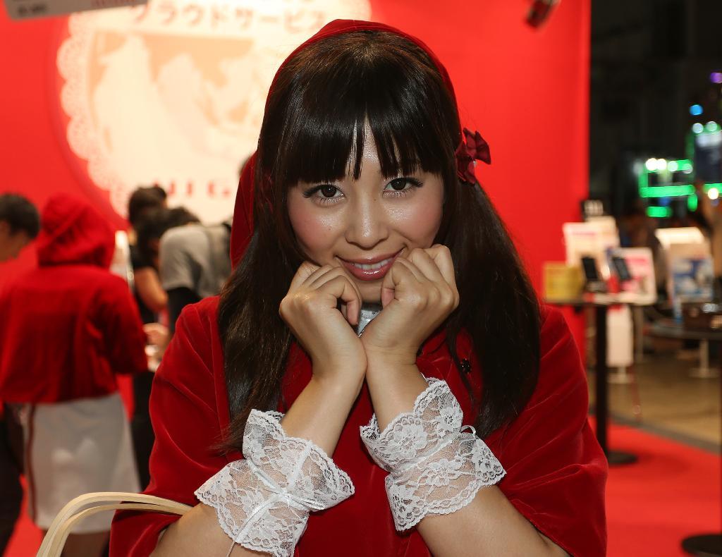 東京ゲームショウ２０１３。週末コンテンツ「コンパニオン特集」ＩＩＪの女性＝１９日、千葉市の幕張メッセ（小野淳一撮影）