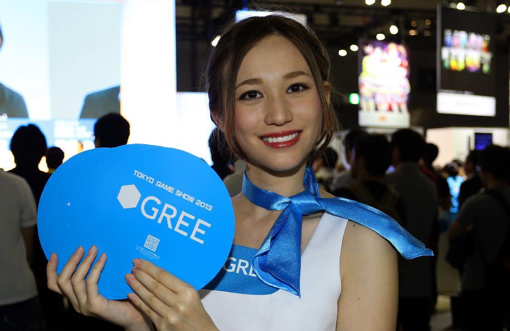 東京ゲームショウ２０１３。週末コンテンツ「コンパニオン特集」グリーの女性＝１９日、千葉市の幕張メッセ（小野淳一撮影）