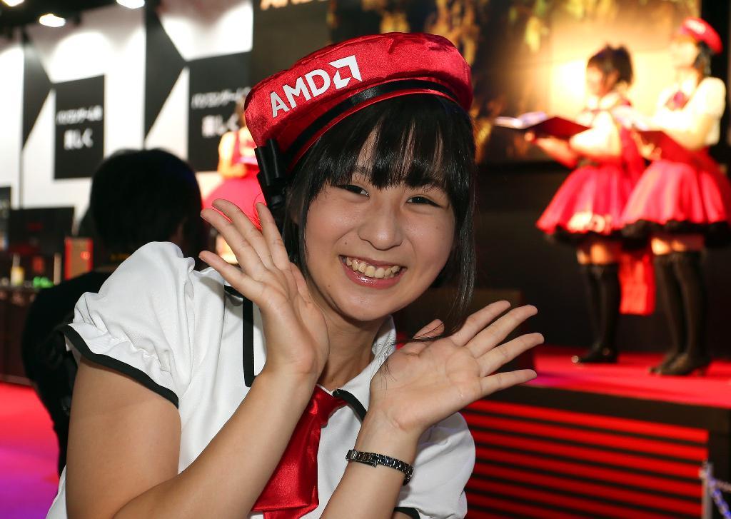 東京ゲームショウ２０１３。週末コンテンツ「コンパニオン特集」ＡＭＤの女性＝１９日、千葉市の幕張メッセ（小野淳一撮影）