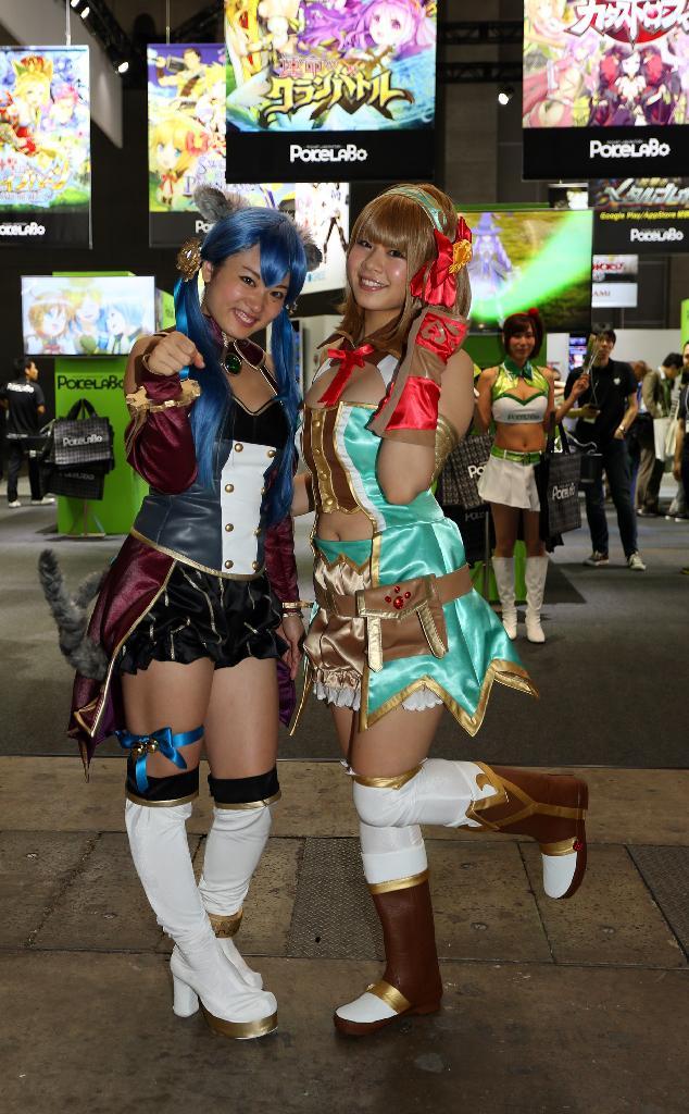 東京ゲームショウ２０１３。週末コンテンツ「コンパニオン特集」グリーの女性＝１９日、千葉市の幕張メッセ（小野淳一撮影）