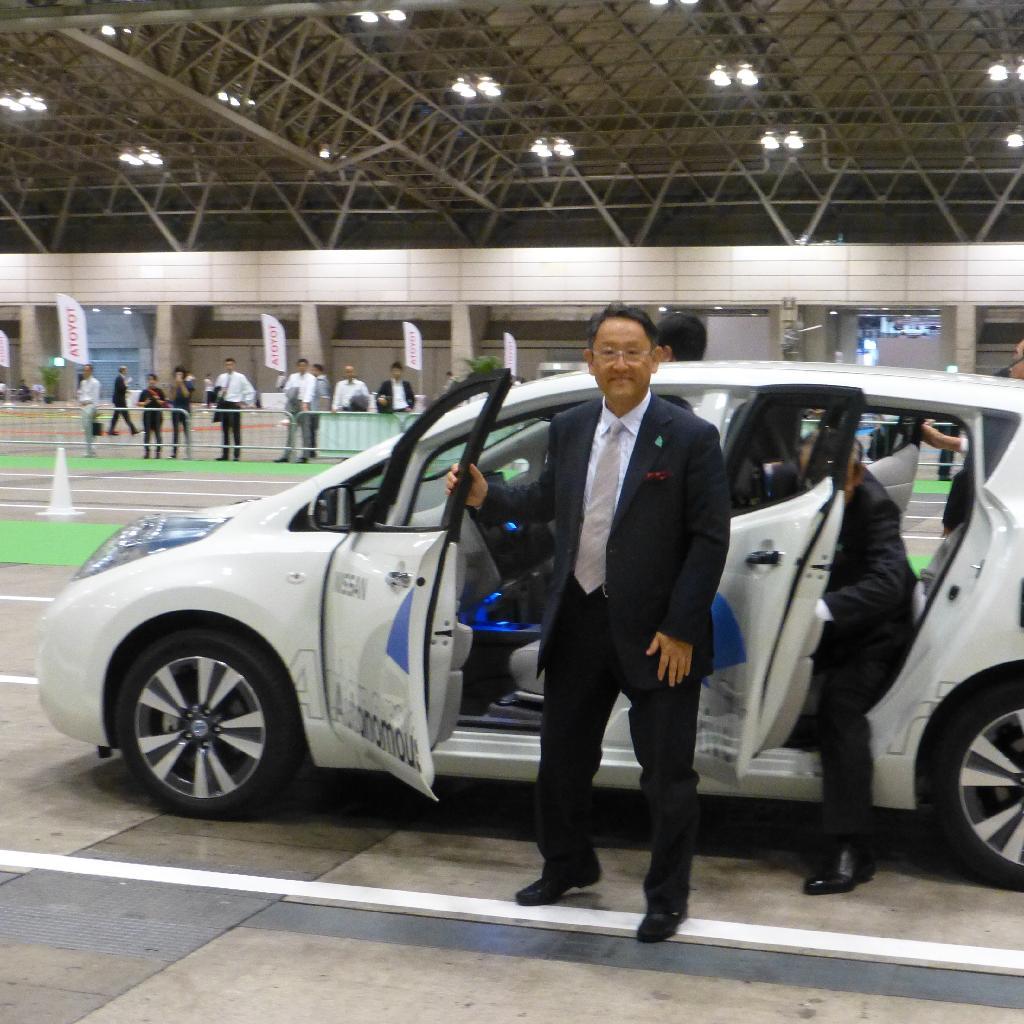 トヨタ自動車の豊田章男社長はシーテックの会場でライバル日産自動車の「自動運転車」に実車した＝１日、千葉市美浜区の幕張メッセ