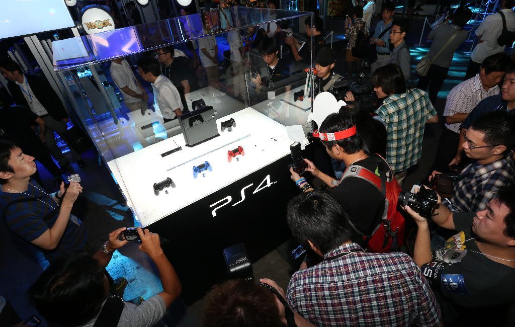 国内初公開となったソニーの「プレイステーション４」には人だかりが＝９月１９日、千葉市の幕張メッセ