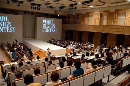 「パールデザインコンテスト」の最終審査は、９月４日に文化学園大学の講堂でファッションショー形式で行われた＝２０１３（平成２５）年、東京都渋谷区（横浜国立大学大学院２年、山市直佑撮影）