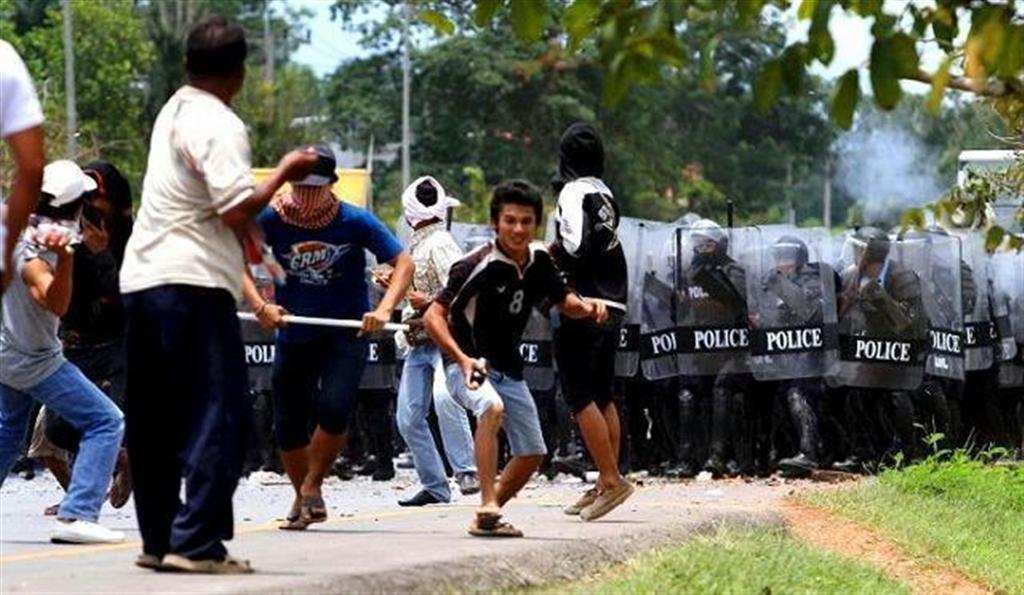 ゴムシート買い取り価格をめぐり警官隊と衝突するデモ隊＝タイ南部ナコーンシータンマラート県（タイ国際警察提供）
