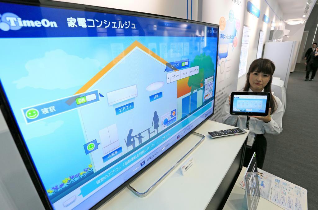 東芝の新サービス「家電コンシェルジュ」のモニター画面。クラウドを活用し、家電の遠隔操作などができる＝千葉市の幕張メッセ