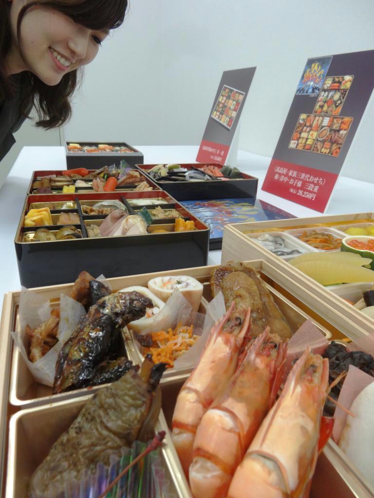 高島屋が受注を始めた来年用のおせち料理＝東京都中央区