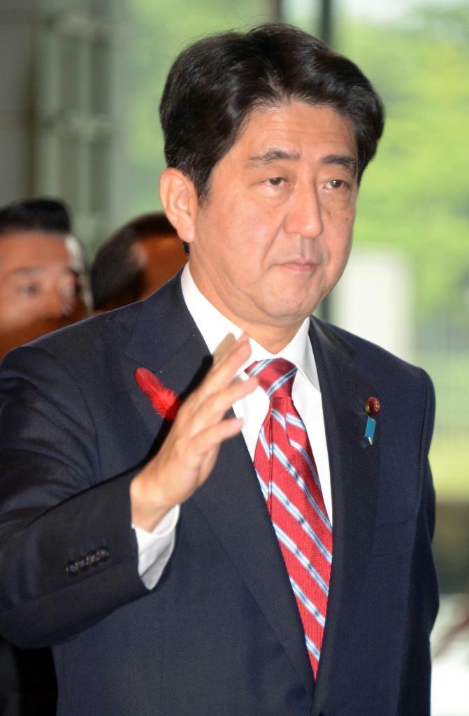 消費税増税決定から一夜明け、官邸に入った安倍晋三首相＝２日午前、首相官邸