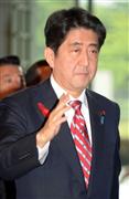 消費税増税決定から一夜明け、官邸に入った安倍晋三首相＝２日午前、首相官邸