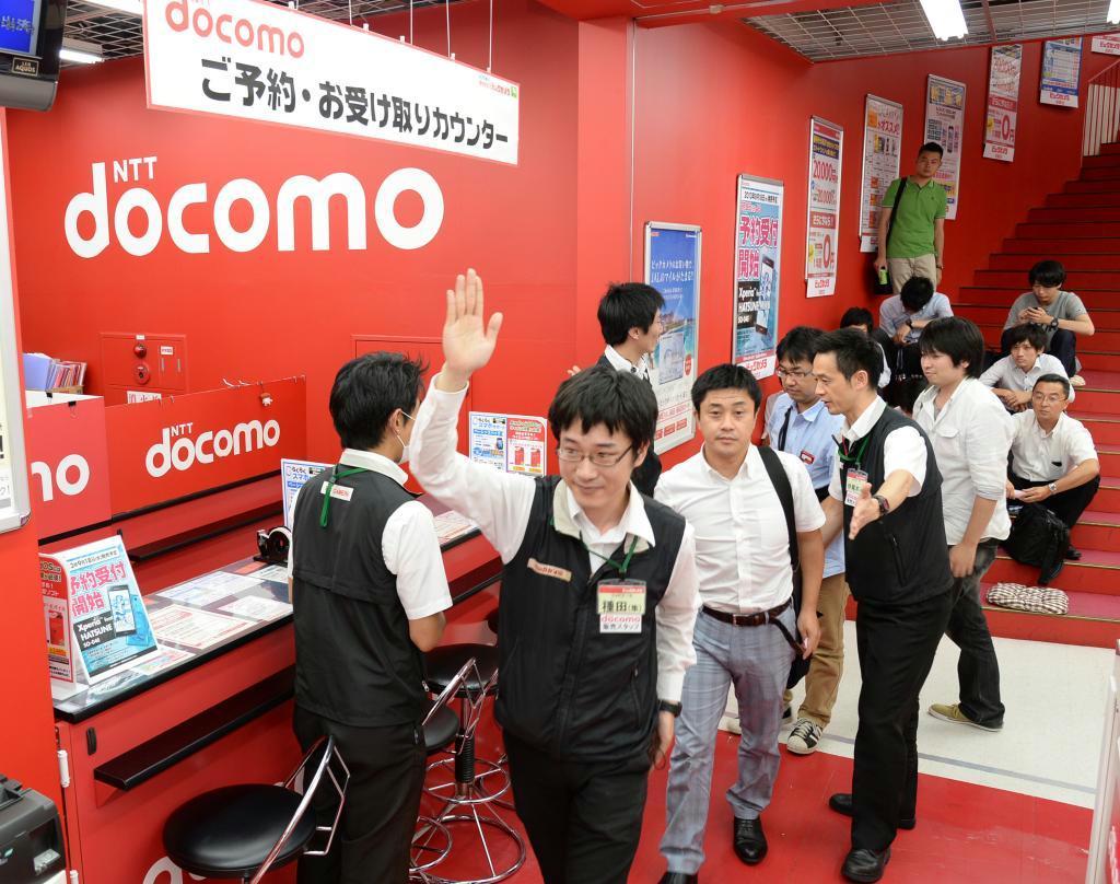 ２０日発売の新型アイフォーンの予約を始めた家電量販店＝１３日、東京・有楽町のビックカメラ有楽町店