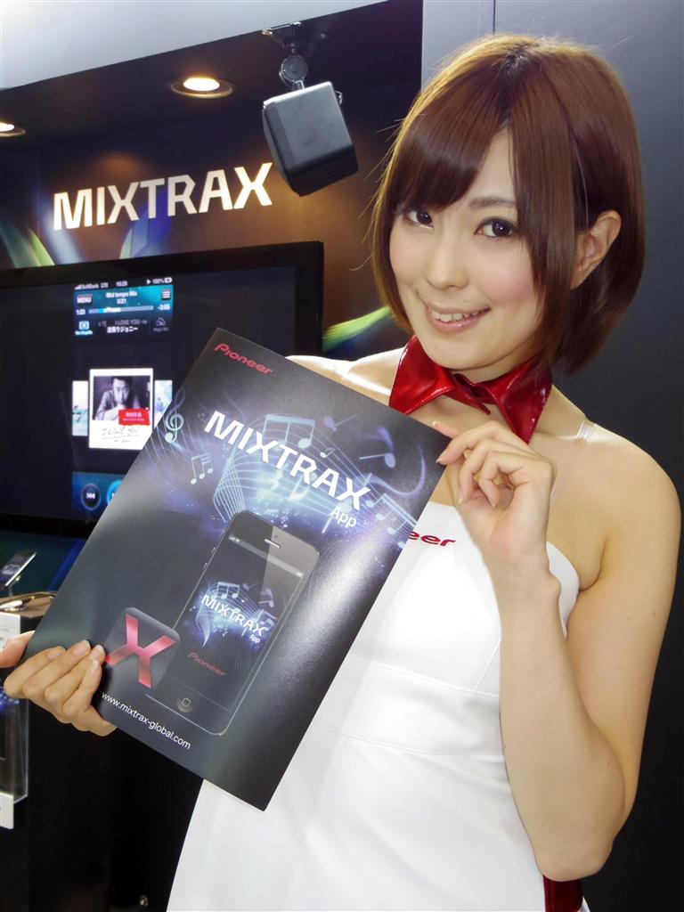 パイオニアのコンパニオンはベアトップのワンピースに赤い襟がキュート＝１日、千葉市美浜区（米沢文撮影）