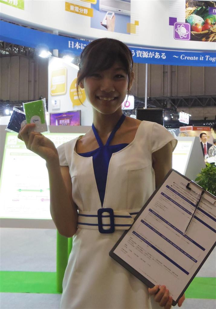 正面口のすぐ近くで来場者を出迎える電子情報技術産業協会（ＪＥＩＴＡ）ブースのコンパニオン＝１日、千葉市美浜区（米沢文撮影）