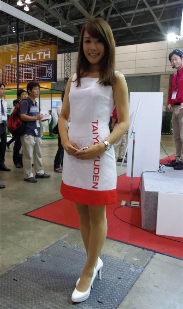 太陽誘電のコンパニオンは白いワンピースがさわやか＝１日、千葉市美浜区（米沢文撮影）