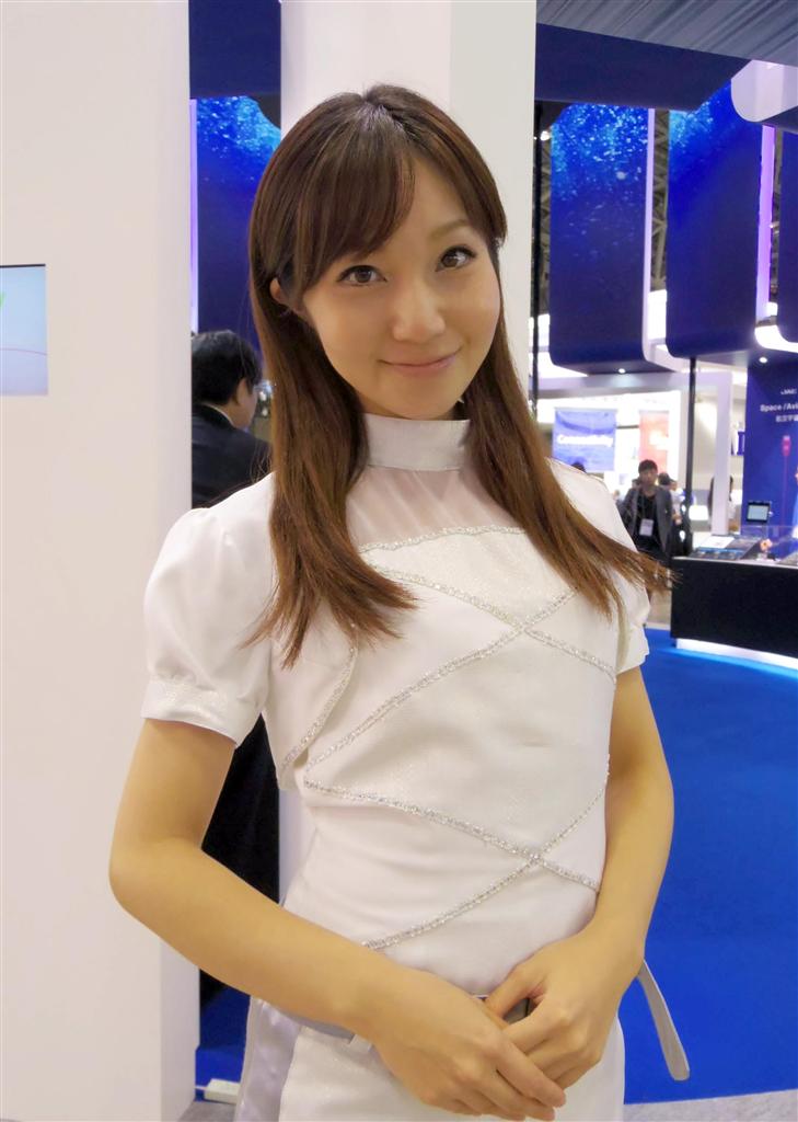 笑顔で迎えてくれた航空電子のコンパニオン＝１日、千葉市美浜区（米沢文撮影）