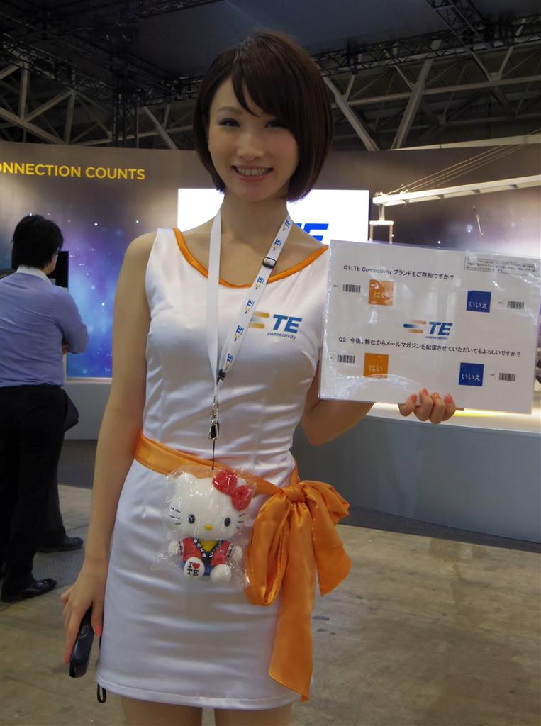 タイコエレクトロニクスジャパンのコンパニオンはオレンジ色のサッシュがポイント＝１日、千葉市美浜区（米沢文撮影）