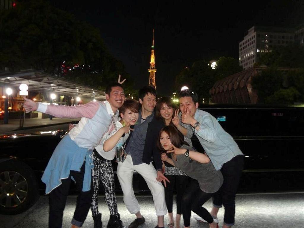 ギブ制度で旅行にでかけたリクルートキャリアの社員たち。普段できないことをしようと、リムジンを貸し切って名古屋市内をドライブ旅行した（同社提供）