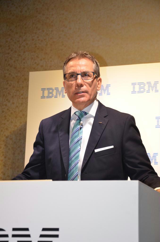 記者会見する日本ＩＢＭのマーティン・イェッター社長＝７日、東京都千代田区