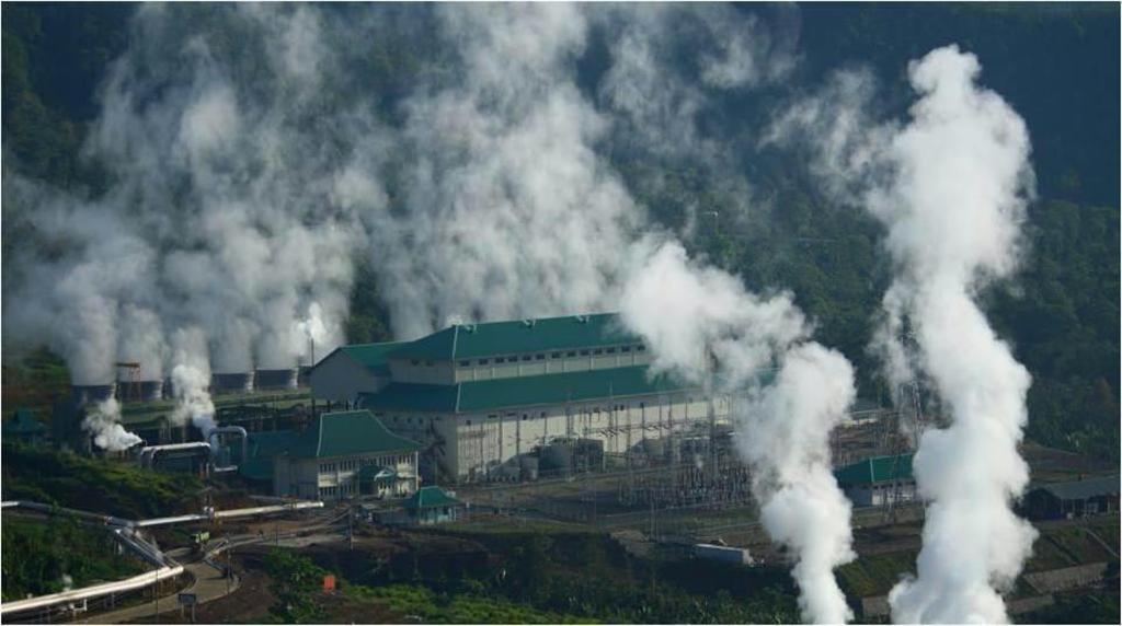 住友商事と富士電機連合が完成させたインドネシアのウルブル地熱発電所＝スマトラ島（住友商事提供）