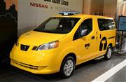 今月からニューヨークで導入される「ＮＶ２００ニューヨークタクシー」が国内で初めてお披露目された＝９日、東京都中央区