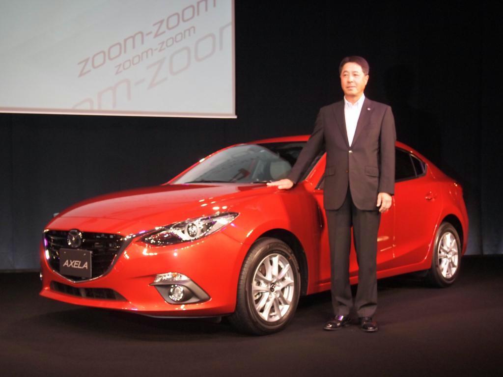 全面改良した「アクセラ」の予約受け付け開始を発表するマツダの小飼雅道社長＝９日、東京都千代田区