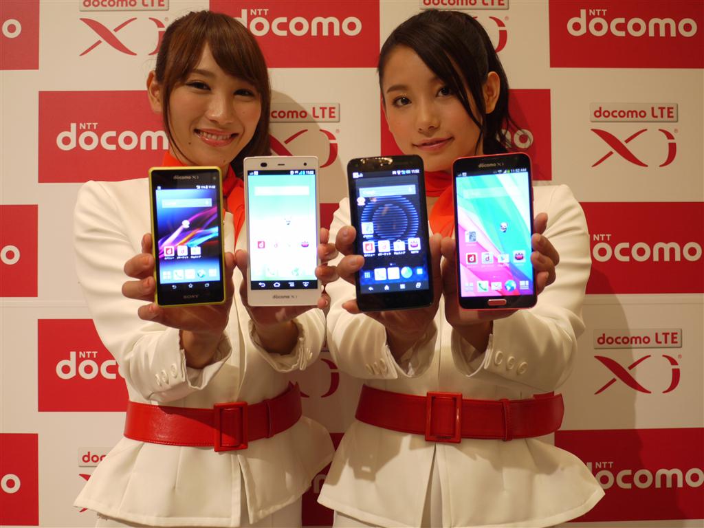 ＮＴＴドコモが２０１３～１４冬春モデルとして１１日から順次発売するスマートフォン（高機能携帯電話）新機種＝１０日、東京都港区