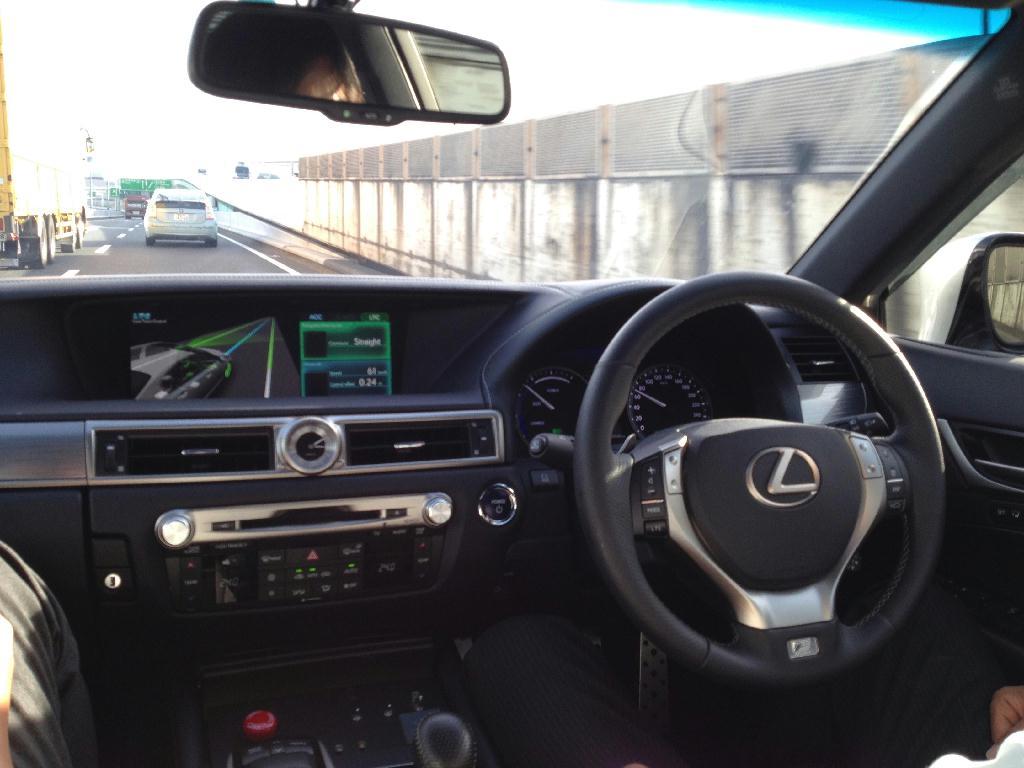 トヨタ自動車が開発した自動運転車のデモ走行＝都内の首都高速道路（飯田耕司撮影）