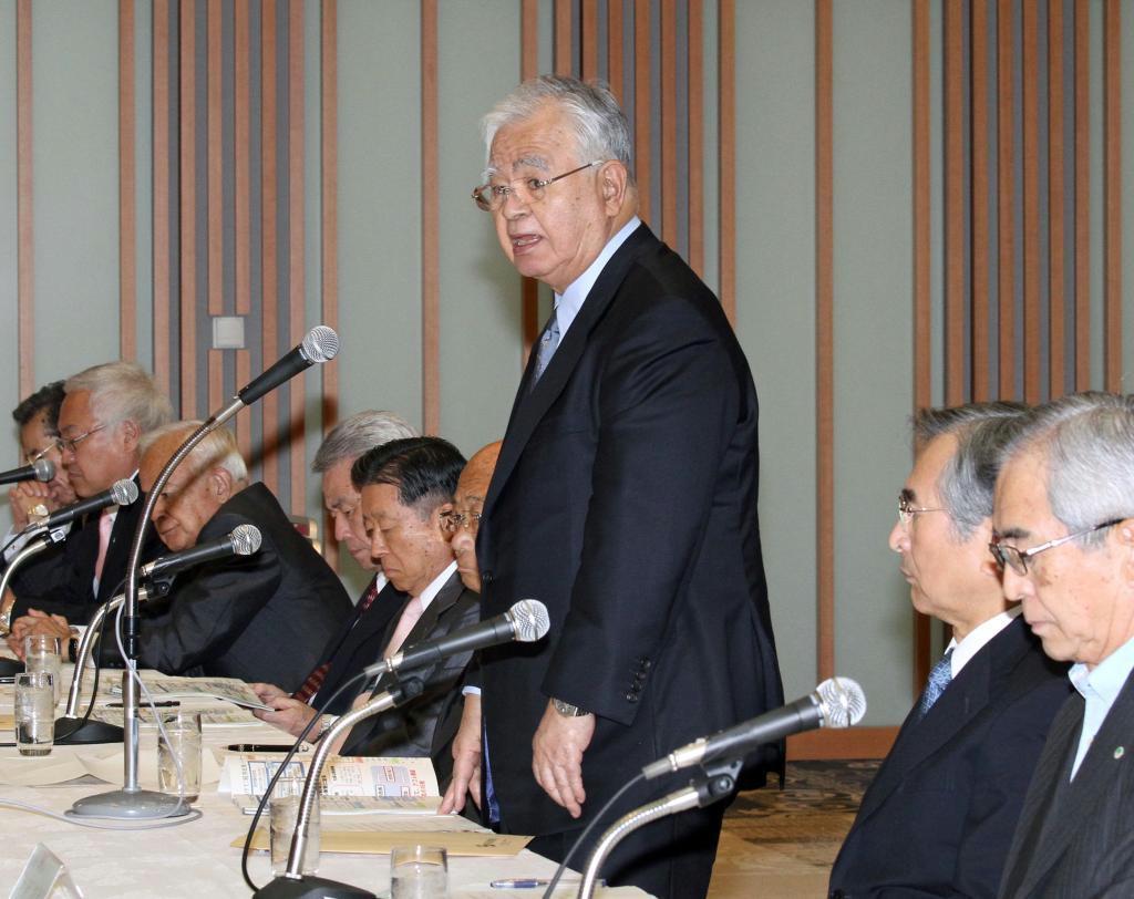 茂木敏充経産相との懇談会であいさつする米倉弘昌経団連会長（右から３人目）＝１０日、千代田区大手町の経団連
