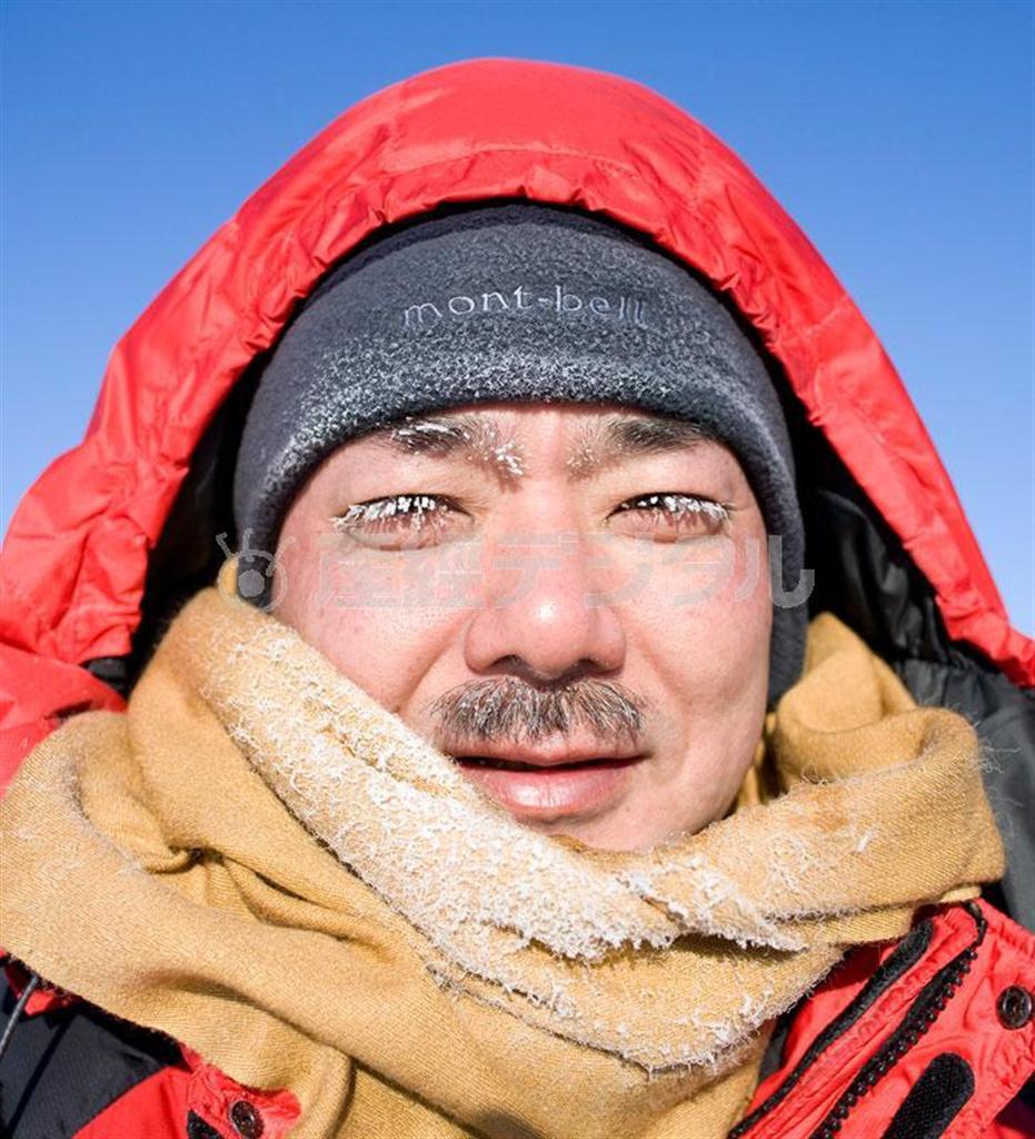 最高のオーロラ写真を追求し続ける田中雅美さん。氷点下の撮影ではまつ毛も凍る＝２００８年２月、カナダ・ノースウエスト準州イエローナイフ（本人提供）