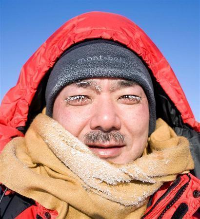 最高のオーロラ写真を追求し続ける田中雅美さん。氷点下の撮影ではまつ毛も凍る＝２００８年２月、カナダ・ノースウエスト準州イエローナイフ（本人提供）