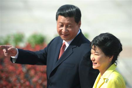 中韓首脳会談で、親密ぶりをアピールする中国の習近平国家主席（左）と韓国の朴槿恵大統領＝今年６月、中国・北京（ＡＰ）