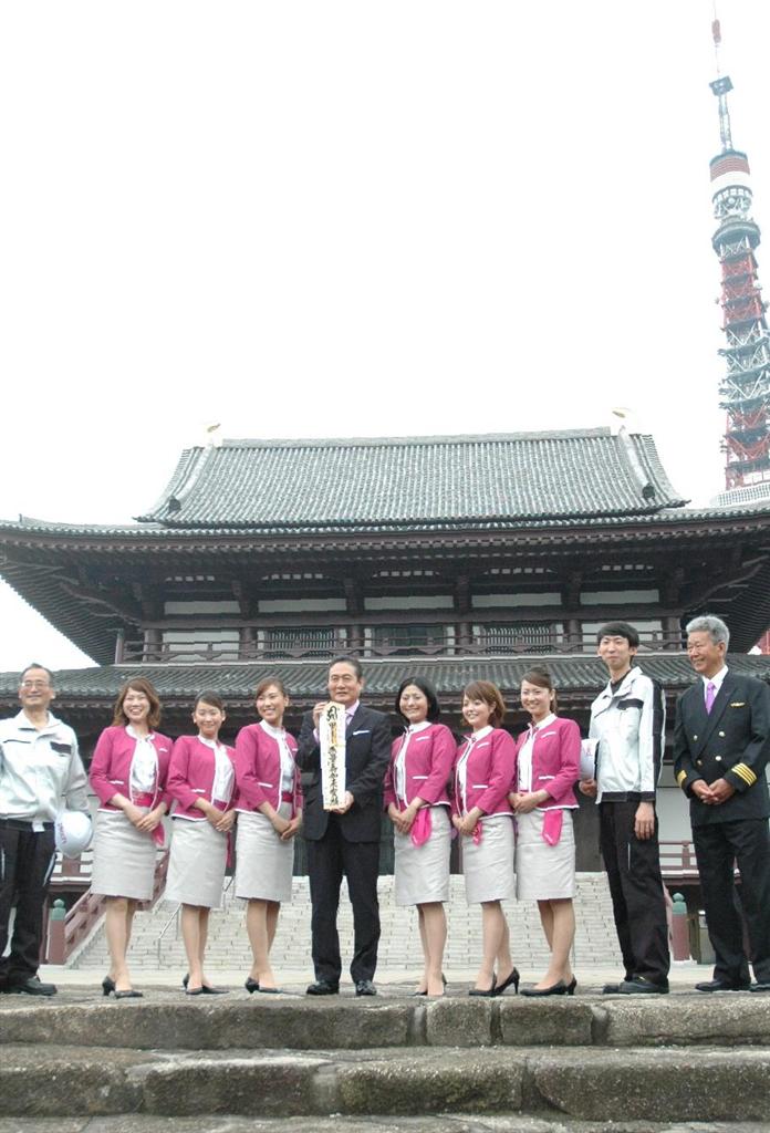 関空ー成田線開設を前に東京・増上寺で安全を祈願したピーチ・アビエーションの井上慎一最高経営責任者ら＝８月１１日、東京都港区