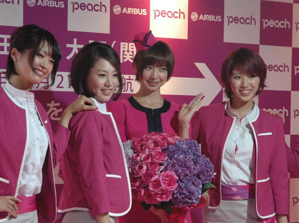 ピーチ・アビエーションの「公式ＣＡ」となった元ＡＫＢ４８の篠田麻里子さん（右から２人目）＝２８日、東京都渋谷区