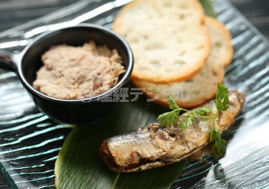 アミューズは、シェリー酒、マディラ酒風味の鰯のヴィネガー煮込みでさっぱりと