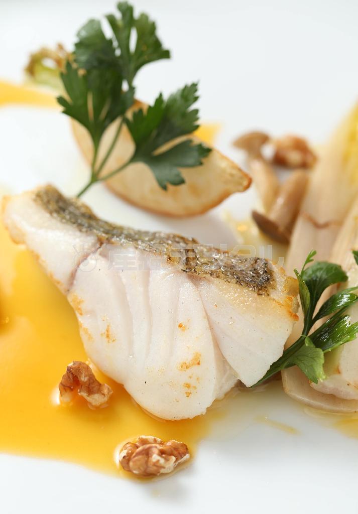 色鮮やかなオレンジバターソースの鱈のポアレ。京野菜を添えて