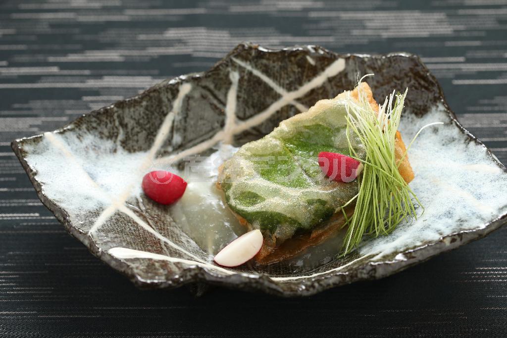 魚料理はさくっと香ばしい「鰺と大葉のパートブリック包揚げ」