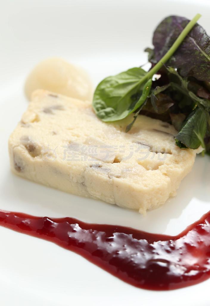 前菜は紅白の色合いが美しい、「帆立と舞茸のテリーヌ＿赤ワインのレディクションソース」