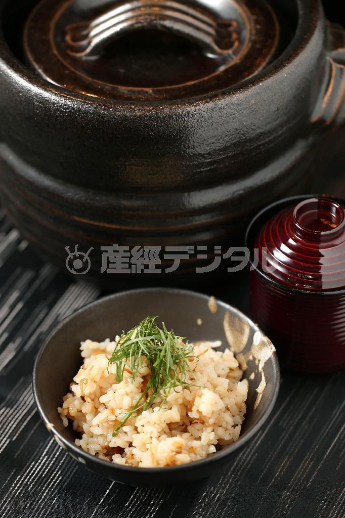 シメは釜で焚いた京都ならではの「ちりめん山椒釜飯」で
