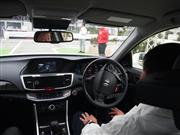 ホンダが初公開した自動運転車。右方向から歩行者が来たのを感知し、停止した＝１５日、東京都江東区