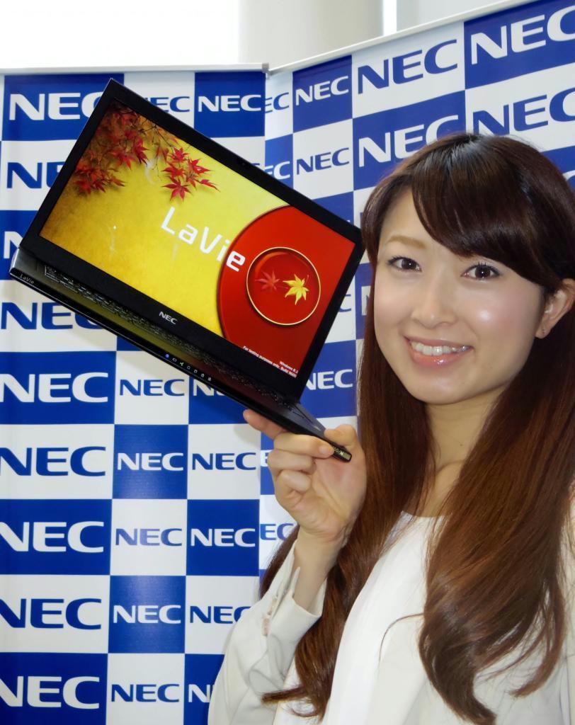 ＮＥＣが年末商戦に投入するノートパソコン＝１５日、東京都千代田区