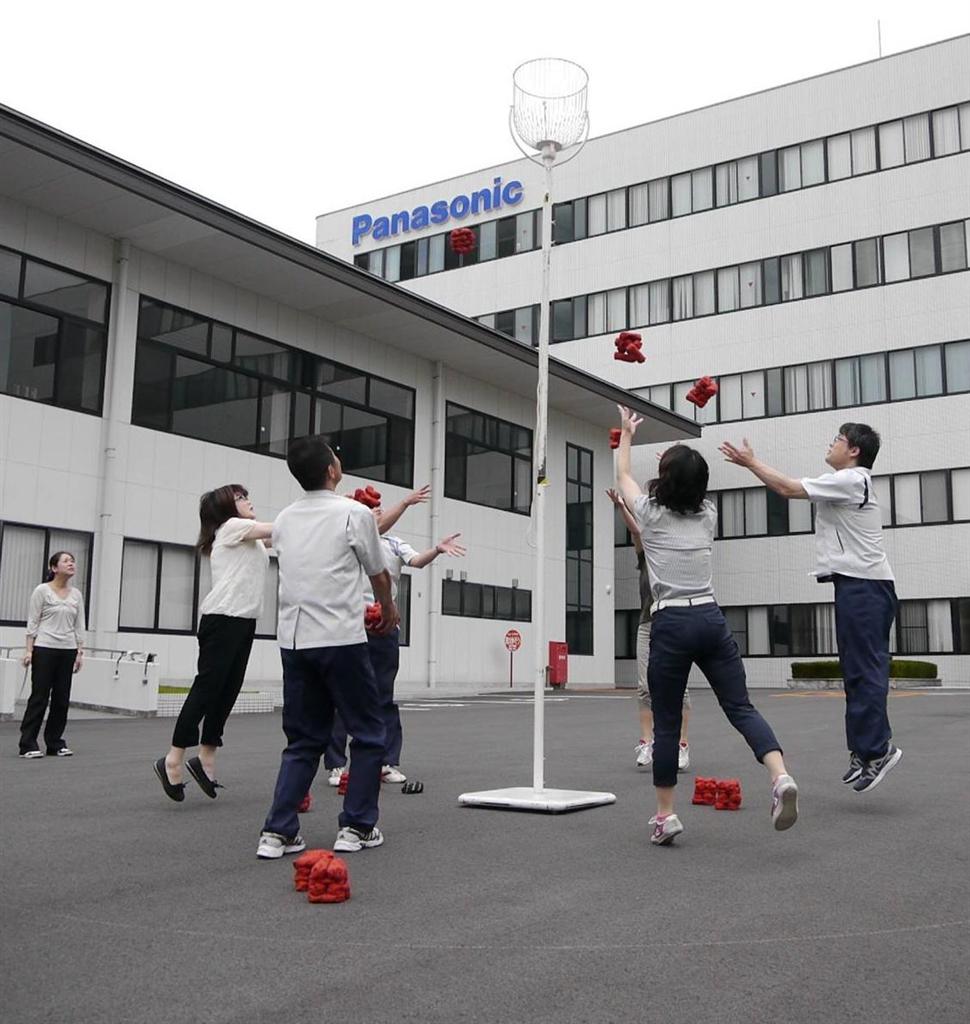 健康増進と職場の一体感増勢のため玉入れに取り組むパナソニックグループ社員（パナソニック提供）